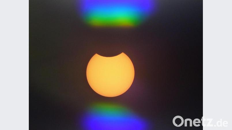 Die partielle Sonnenfinsternis, in Weiden durch eine Schutzfolie hindurch fotografiert. Bild: Thomas Schaller