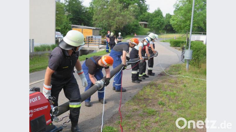 Nachdem die Saugleitung ordnungsgemäß gekuppelt war, ertönte vom Maschinisten (Wolfgang Plößner, links) das Kommando „fertig“. Danach gab der Wassertruppführer den Befehl „Saugleitung zu Wasser“. Bild: ow