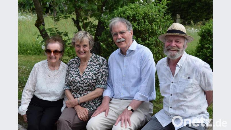 Hier stimmt die Chemie: Seit 25 Jahren halten Maria und Wolfgang Lorch Traude und Hans-Reiner Heldrich die Treue. Bild: wfe