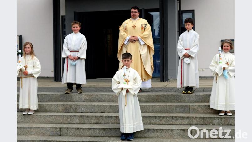 Die Ministranten und Pater Johannes feierten die Erstkommunion mit Sarah Hösl (links, mit langen Haaren), Marie Keil (rechts) und Ludwig Vierling (Mitte). Bild: zer
