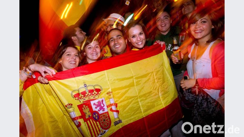 Spanische Fans feiern den letzten großen Titel ihrer Mannschaft 2012. Ob es auch bei der laufenden Europameisterschaft für die vorderen Plätze reicht? Archivbild: Friso Gentsch/dpa