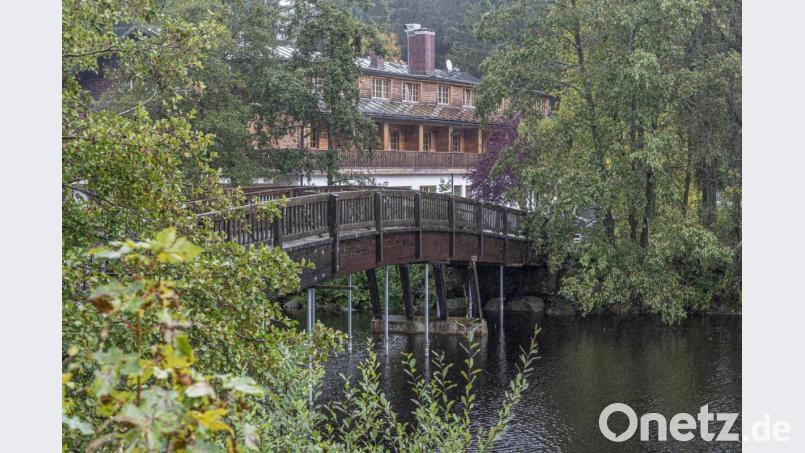 Eine der Investitionen der Gemeinde Fichtelberg in diesem Jahr: Die Bogenbrücken am Fichtelsee. Diese werden saniert und sollen bis Ende des Sommers fertig sein. Archivbild: Andreas Harbach