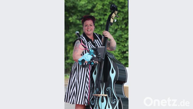 Daniela Schratzenstaller erfüllte sich einen Wunsch, den sie schon seit ihrer Kindheit hatte. Sie kaufte sich zu ihrem 40. Geburtstag einen Kontrabass. Den spielt sie jetzt bei den Rocking Catsharks. Bild: mfh