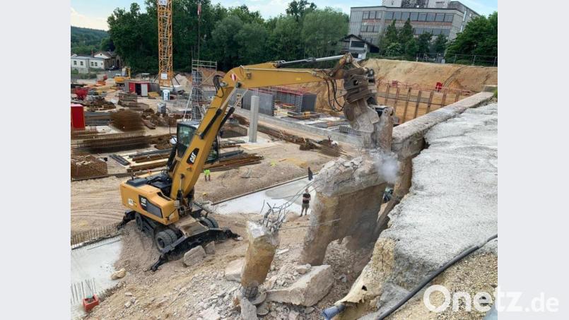 Beseitigung der abgebrochenen Pfeiler aus der Baugrube der Oberpfalz-Arkaden. Bild: Markus Graf/exb