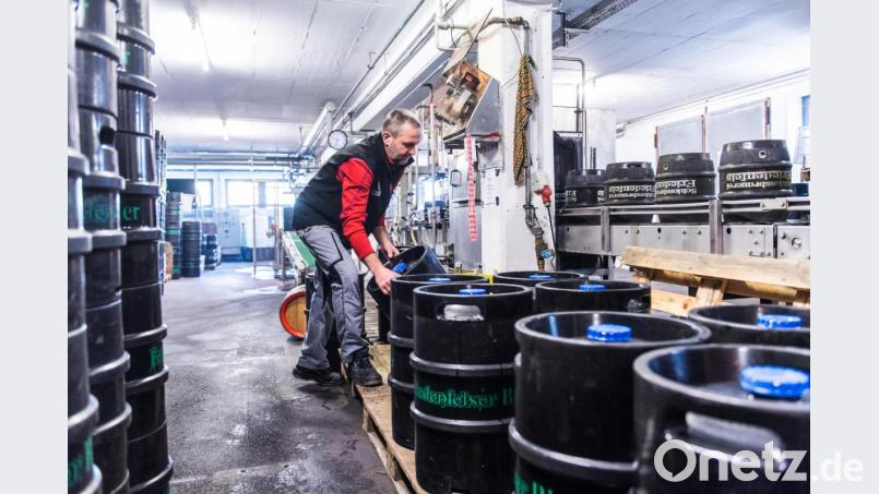 Nachdem die meisten Gaststätten wieder offen haben, steigt die Nachfrage nach Fassbier. Die Brauereien im Landkreis, wie hier die Schlossbrauerei Friedenfels, füllen momentan verstärkt den Gerstensaft in Fässer ab. Bild: Frank Huebler/exb