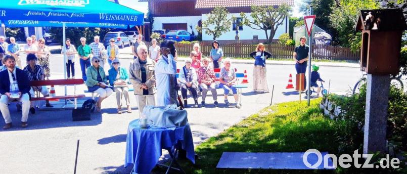 Pater Joy segnete das neue Marterl. Über 60 Besucher hatten sich dazu eingefunden. Bild: ld