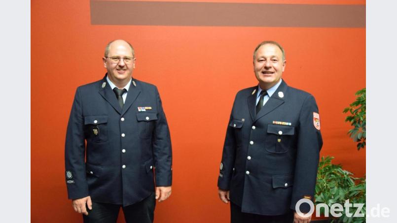 Peter Denz (rechts) bleibt weitere sechs Jahre Kommandant der Feuerwehr Kemnath. Zum neuen stellvertretenden Kommandanten wählten die Aktiven Norbert Weismeier (links). Bild: mde
