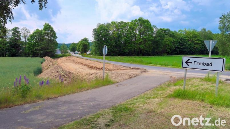 Gefahrlos können künftig Bürger das Freibad erreichen. In Bau ist ein noch fehlendes Stück Bürgersteig (Mitte) entlang der Badstraße. Bild: bsc
