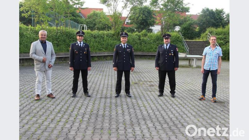 Das Bild zeigt von links Bürgermeister Josef Deichl, Kommandant Markus Ries, zweiten Kommandant Martin Eytzinger, Vorstand Thomas Wilhelm und Lothar Müller, den zuständigen Sachbearbeiter für das Feuerwehrwesen in der Gemeinde Schmidgaden. 	Bild: ral Bild: ral