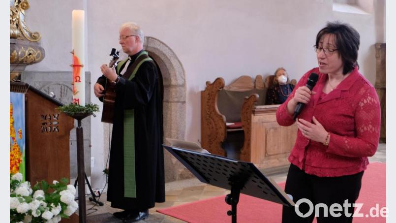 Kantor Andreas Kunzund Pfarrer Wilfried Römischer (links ) waren in das Konzert fest mit eingebunden und trugen zum großen Erfolg des Auftritts von Brigitte Träger (rechts) mit bei. Bild: le