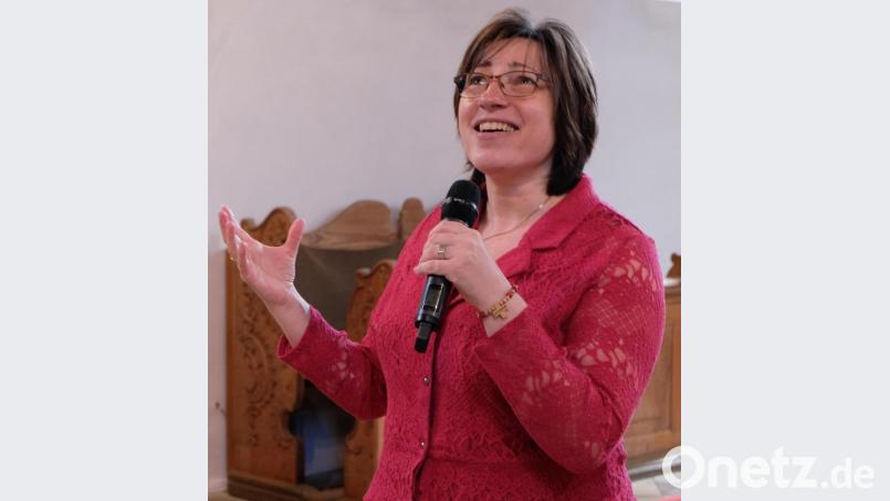 Biblische Botschaft und christlichen Glauben vermittelte Brigitte Traeger beim Konzert-Gottesdienst am Sonntag in der „Simultankirche des Jahres 2021&quot; in Floß. Bild: le