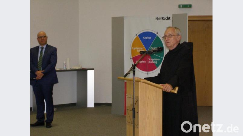 Der emeritierte Abtprimas Dr. Notker Wolf bei seinem Vortrag bei der Firma Helfrecht. Links Prokurist Philipp Riedel, der die Veranstaltung moderierte. Bild: pz