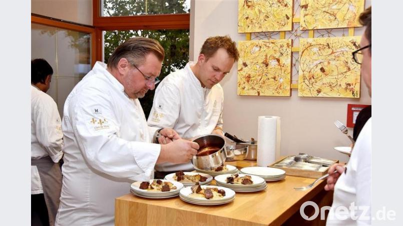 Hubert Obendorfer in der Vorbereitung auf den Europäischen Genusszirkel 2018 im Birkenhof. In diesem Jahr wird der ausfallen. Die Gastronomie-Branche kämpft weiter mit der Unsicherheit, die viele Minijobber abschreckt. Bild: Hotel Birkenhof/exb