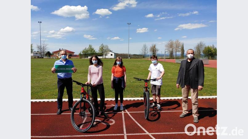 Lehrer Jürgen Koller (von links), Viola König, Leona Wolf, Andreas Schledewetz und Bernhard Mied von der Schulleitung freuen sich über das Zertifikat &quot;Schoolbikers&quot;. Bild: Wirtschaftsschule Eschenbach/exb