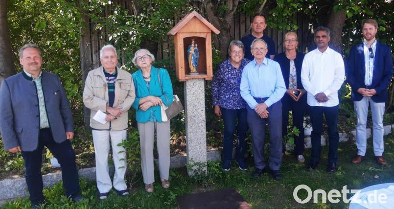 Dankesworte und Worte der Anerkennung richtete Bürgermeister Bernhard Schindler (links) bei der Einweihung des Marterls an die Helfer. Das Marterl hat einen würdigen Platz gefunden. Das Ehepaar Hanni und Hans Kern (links) hatte die Madonna restaurieren lassen. Den kirchlichen Teil gestalteten Pastoralreferent Maximilian Pravida und Pater Joy (von rechts). Rechts neben dem neuen Marterl die Familie Doleschal, die das neue Kleinod pflegt. Die Initiative ging von Senior Hans Doleschal aus, er hat die Idee auch umgesetzt. Bild: ld
