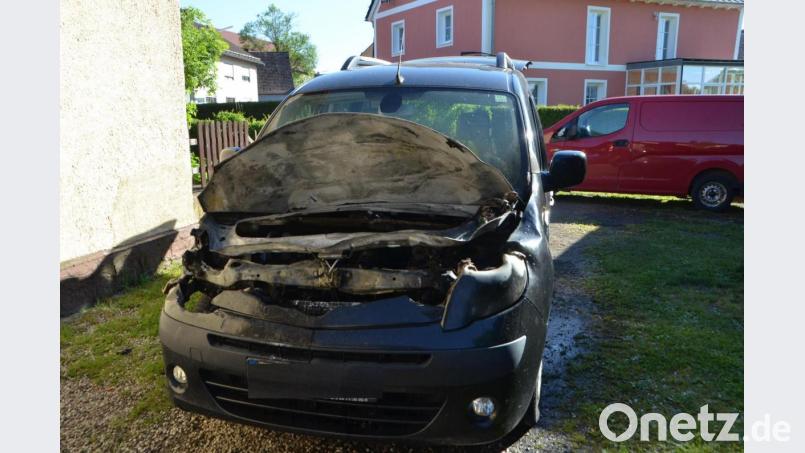 Der Motorraum des Autos ist total ausgebrannt. Schlimmeres konnte durch die Feuerwehrkräfte verhindert werden. Bild: dob