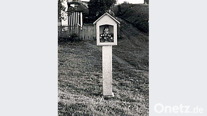 Das Marterl an seinem ehemaligen Platz "an der Gass" mit dem zweifarbigen Vorbau des Hauses im Hintergrund. Das Haus ist heute zugewachsen und nicht mehr zu sehen. Repro: ld