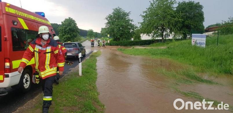 Eine Flutwelle aus schlammigem Wasser läuft im Ort Eigentshofen von einer abschüssigen Wiese ab und setzt ein Haus unter Wasser. Beim Einsatz bereitet der Feuerwehr Hohenkemnath ein technischer Defekt an ihrem Einsatzfahrzeug Probleme. Bild: Fabian Schildbach/exb