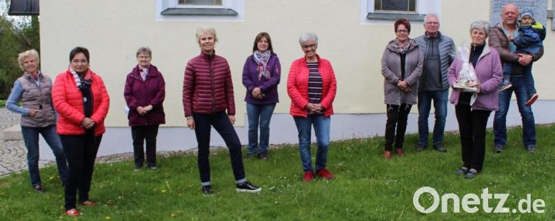 Alte und neue Vorsitzende der Frauen-Union Ebnath ist Petra Becher (Vierte von rechts). Den Vorstand komplettieren (von links) Inge Stich, Agnes Nickl, Christa Schiener, Christine Söllner, Renate Kuhbandner und Angelika Rubenbauer sowie Gabriele Filberth (Zweite von rechts). Die Wahlen leiteten CSU-Ehrenvorsitzender Josef Söllner (rechts, mit Enkel Ferdinand) und Hubert Becher (Dritter von rechts). Bild: soj
