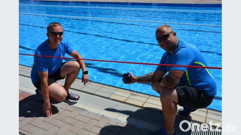 26,9 Grad warm war das Wasser im Schwimmerbecken am Sonntagnachmittag. Ermittelt wurde die Temperatur von den Bademeistern Stefan Helgert (rechts) und Stefan Pelz. Bild: jr