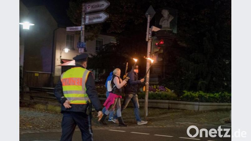 Fackelzug nach einer Querdenker-Demo in Weiden im Oktober 2020. Nicht jeder, der mitläuft, ist Reichsbürger. Aber Reichsbürger laufen mit. Bild: Thomas Witzgall