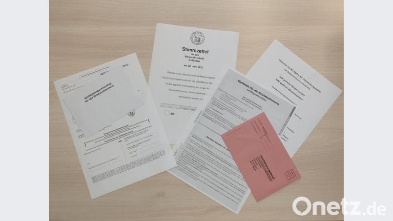 Das sind die Wahlunterlagen für den Bürgerentscheid, den die Stimmberechtigten bereits zugesandt bekommen haben. Bild: Birgit Schuller/exb