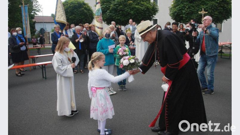 Nach seiner Ankunft in Fuchsmühl wurde Diözesanbischof Rudolf Voderholzer von einer Abordnung aus dem Kreis der Fuchsmühler Kinder willkommen geheißen. Bild: wro