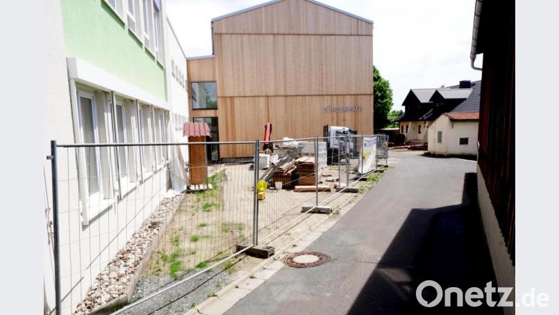 Vorplatz Bürgerhaus: Ein Baum in der Mitte des Platzes und viel Grün dazu. In diesem Bereich soll die Straße eine weiße Asphaltdecke bekommen und so den Vorplatz räumlich sichtbar machen. Bild: bkr