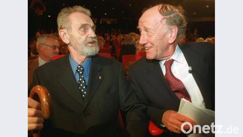 Der österreichische Lyriker H. C. Artmann (links) und der damalige Präsident der Deutschen Akademie für Sprache und Dichtung, Christian Meier unterhalten sich am 25. Oktober 1997 im Darmstädter Staatstheater. Der Wiener erhielt damals den Georg-Büchner-Preis, die angesehenste Literaturauszeichnung in Deutschland. Archivbild: Oliver Berg/dpa