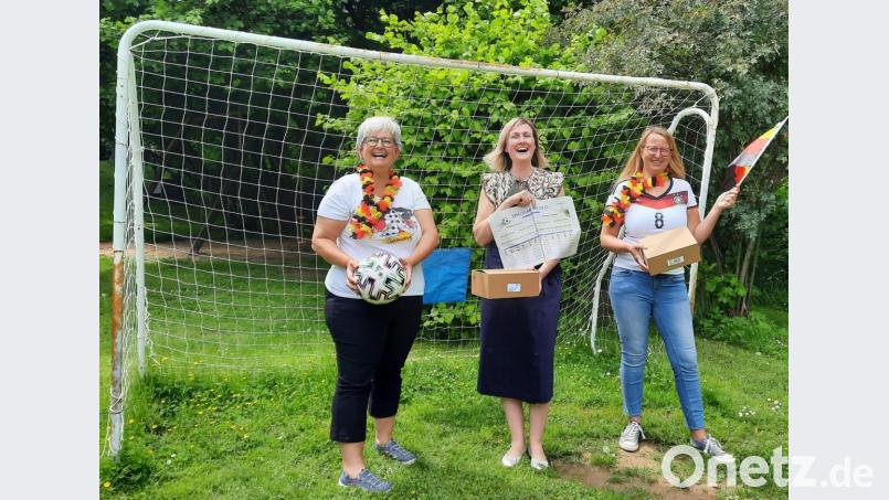 Bei so viel Fröhlichkeit im Tor geht einem das Herz auf: Zur Kinderaktion laden die Initiatorinnen Dagmar Franz, Pfarrerin Dr. Stefanie Schön und Katrin Feil (von links) herzlich alle Buben und Mädchen ein, die mitmachen wollen. Bild: ubb