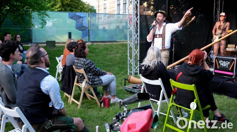 Das Duo "Loisach Marci" mit Marcel Engler und Jens-Peter Abele (rechts) eröffnete am Sonntag im Garten des Oberpfälzer Künstlerhauses den Open-Air-Sommer des städtischen Kulturamtes. Bild: Hirsch