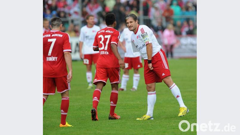 Gerd Schönfelder (rechts) beim Traumspiel einer Regionalauswahl gegen den FC Bayern im Jahr 2013. Bild: A. Schwarzmeier