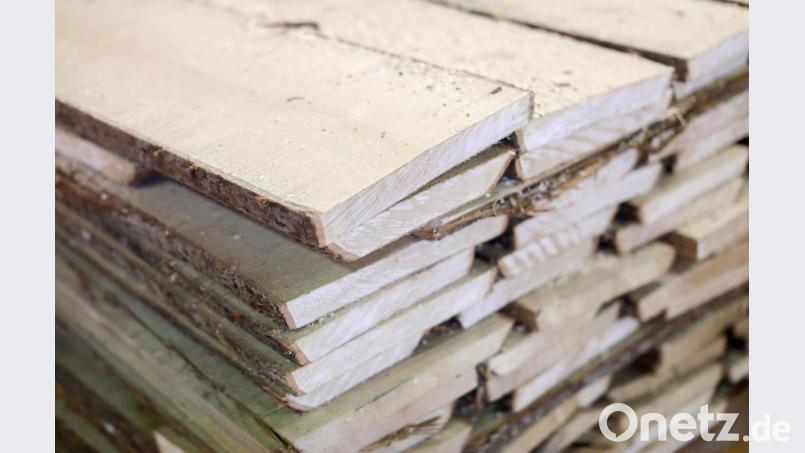 Ungehobelte Bretter liegen in einem Holzlager. Fast die Hälfte der deutschen Industrie leidet unter Teile- oder Materialknappheit. Unter anderem gilt Holz als knapp. (zu dpa "Teile- und Materialmangel bremst Industrie aus") +++ dpa-Bildfunk +++ Bild: Jan Woitas/dpa