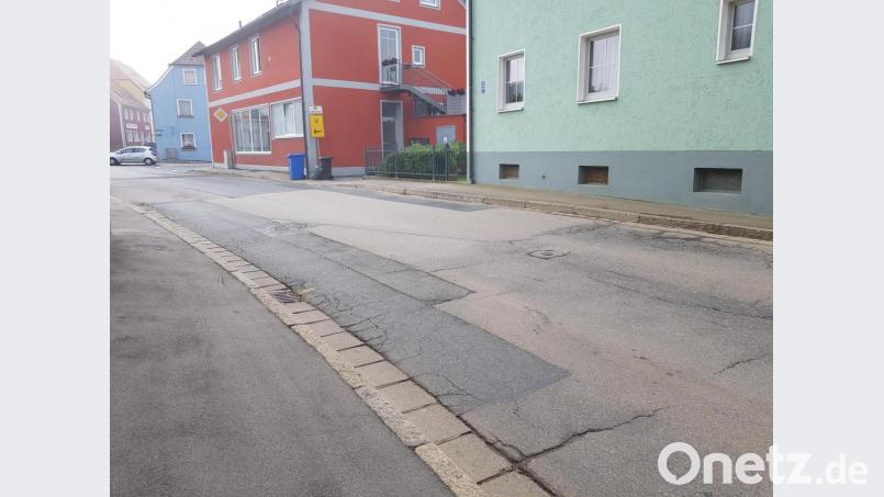 Für Marktrat Hermann Ach ist die Burgtreswitzer Straße innerhalb der Ortsdurchfahrt Moosbach im schlechtesten Zustand. Er forderte eine Sanierung im Jahr 2021/2022 so wie ursprünglich vom Landkreis geplant. Bild: gi