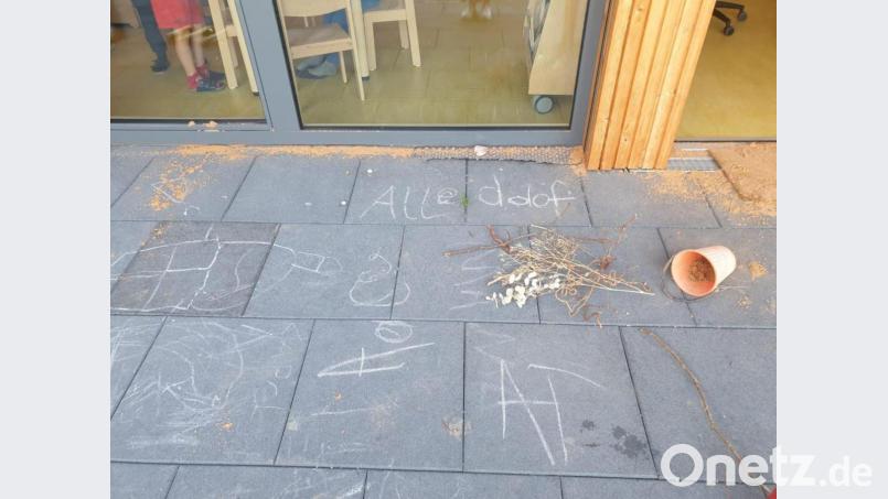Unbekannte Täter haben das neue Pflaster am Kindergarten Dieterskirchen mit Kritzeleien beschmiert und die Fenster mit Sand beworfen. Bild: Kindergarten Dieterskirchen