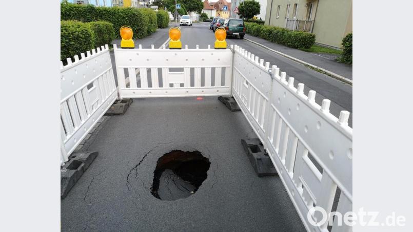 Ein etwa 50 mal 30 Zentimeter großes Loch klafft mitten auf der Fahrbahn in der Kohllohstraße. Hinten im Bild die Kreuzung mit der Zanklgartenstraße. Bild: lnz