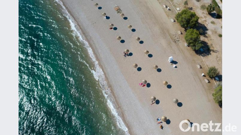 Strandurlaub ja, aber bitte mit Abstand: Urlaubswillige sehnen sich nach Badeurlaub in Griechenland, wie eine Umfrage in den Reisebüros in Weiden und im Landkreis Neustadt/WN zeigt. Das Bild zeigt einen Strand südlich von Athen im Mai 2020. Bild: Lefteris Partsalis/XinHua/dpa
