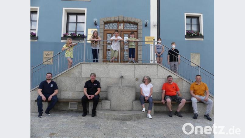 Marcus Gradl (rechts), Daniel Danzer und Jürgen Meyer (von links) danken den jungen Feuermeldern für ihre schnelle Reaktion. Bild: rn