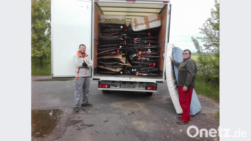 Von Mitgliedern der Aktion Solidarität, darunter auch Peter Trottmann (links) und Ewald Oppl wurde ein Transporter mit Sachspenden beladen. In dem Fahrzeug finden sich unter anderem 27 Fahrräder und eine Industrienähmaschine. Die Hilfsgüter wurden zur Lagerhalle des Vereins „Junge Leute helfen“ nach Obing am Chiemsee gebracht. Von dort gehen sie an die Empfänger im Kosovo, in Albanien, Montenegro, Bosnien und Kroatien. Bild: ws