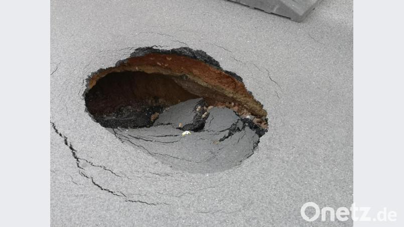 Eine Unterspülung infolge eines Wasserohrbruchs hat zur Bildung eines Kraters in der Kohllohstraße geführt. Bild: lnz