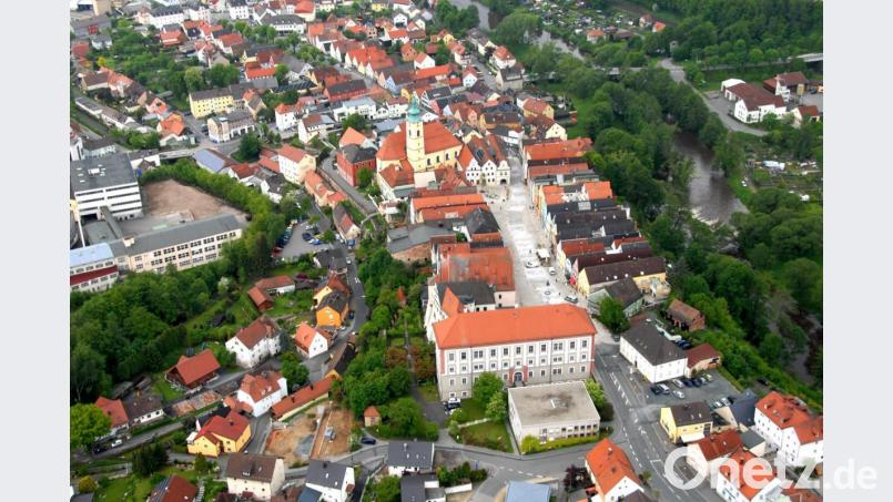 Der Stadtplatz ist das Sahnestück Neustadts. Außen herum ist aber vielerorts Sanierungsbedarf da, sagen Fachleute vom Planungsbüro Kuchenreuther. Luftbild: MIchael Ascherl