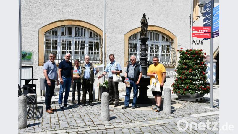 Franz Tennert (Mitte) übergibt das Zepter an den neuen Wanderwegpaten Klaus Zeiser (Dritter von rechts). Mit dabei sind (von links) Martin Birner, Werner Dietrich, Annemarie Süß, Jonas Keilhammer und Uwe Stanke. Bild: pko