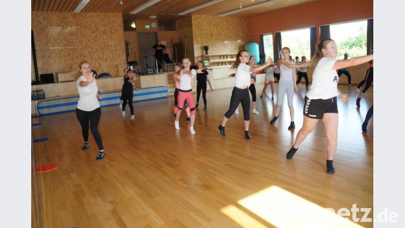 Mit großer Freude und viel Schwung starten die Ü-15-Mädchen der Garde Grün-Weiß das Trainingsprogramm. Bild: wel