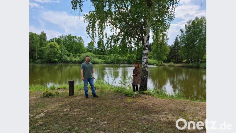 Was passiert mit den idyllisch gelegenen Weihern? Oliver Schedl und Elisabeth Winters fürchten die Auswirkungen eines möglichen Kiesabbaugebiets zwischen Gmünd und Hütten. Bild: sne