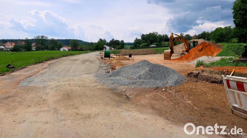 Baustelle Sonnengasse: Die Straße erhielt auch eine neue Wasserleitung, die weiter bis zur Siedlung gebaut wird. Bild: bsc