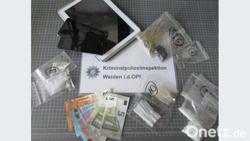 Die Polizei veröffentlichte ein Bild mit einem Teil der sichergestellten Beweismittel, die sie in der Wohnung des mutmaßlichen Weidener Drogendealers fand. Bild: Kriminalpolizeiinspektion Weiden/exb