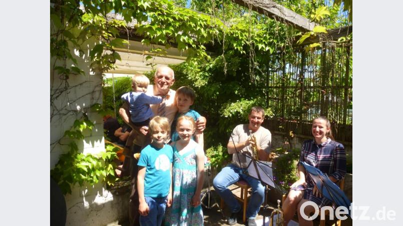 Manfred Liedl mit seinen vier Enkelkindern Jakob, Simon, Anna und Liyan, die sein ganzer Stolz sind. Bild: bk