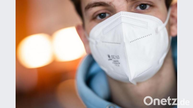 Ob Tag oder Nacht. Die Maskenpflicht in der Weidener Fußgängerzone ist erst einmal aufgehoben. Beim Einkauf auf dem Wochenmarkt muss sie aber in dessen Bereich als Schutz vor Ansteckung weiterhin getragen werden. Symbolbild: Frank Rumpenhorst/dpa