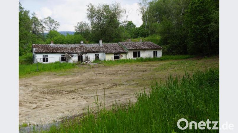 Der Vergangenheit wird bald das wüste Gelände der Sandgrube angehören. Besonders die alten drei Baracken gehören entsorgt. Bild: bkr