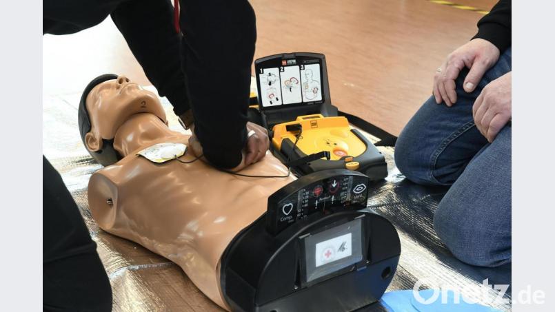 Im Ernstfall können Herzdruckmassagen und der Defibrillator Leben retten. Archivbild: Petra Hartl